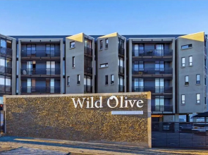 Modern 1-bedroom near Grove Mall and Lady Pohamba AirBnB