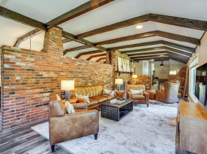 Chic Family-friendly Home in Riverside: 7 Mi to KC