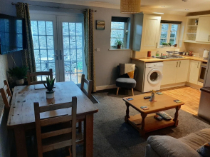 Cozy Courtyard Apt, Explore & Relax, Free Parking