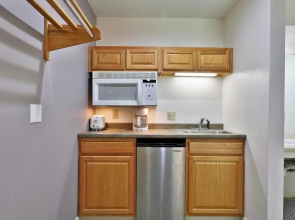 Cedarbrook Queen Studio 107