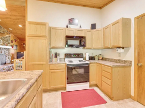 Fish, Hike, Hunt: Secluded Cabin in Doe Hill!