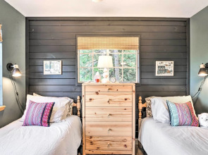 Luxe Lake Arrowhead Getaway w/ Treetop Views!