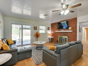 7 Mi to Busch Gardens! Family & Pet-friendly Home