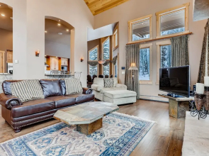 Luxurious All-suite Ski W/ Hot Tub 5 Bedroom Duplex