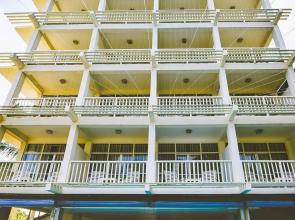 Beacon Beach Hotel
