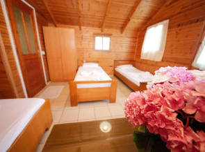 Lodges Shen Nikolla