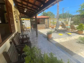 Suíte com varanda vista piscina