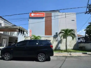 RedDoorz near Alun Alun Cilacap