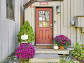 Modern Mountain Haven: 5 Mi to Mt Snow Slopes!