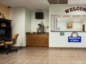 Days Inn & Suites by Wyndham Columbus NE