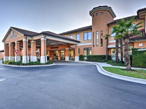 Cozy Resort Townhome w/ Gas Grill, 3 Mi to Disney!