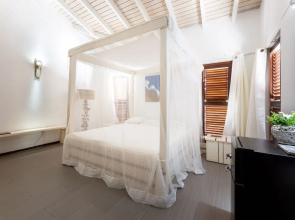 Room in B&B - Breezy Stay - Beautiful Spacious Room in Villa mi Cuna With Swimming Pool