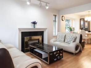 Convenient to Attractions & Close To Airport