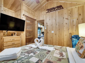 Quaint Cabin w/ Pool + Lake Access, 7 Mi to Helen!