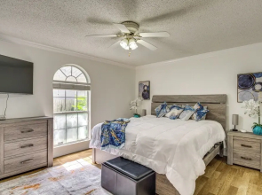Walk to Gulfport Beach 1 Mi to Marina: Lovely Home