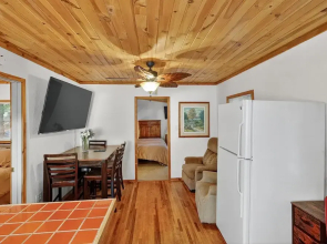 Rouge Cobb Mountain Hotel - Cabin 5