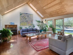 Spacious 5-br 4-bath Pool in East Hamptons