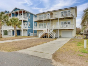 Walk to Shore: Multi-deck Townhome in Kure Beach!