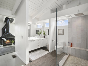 Bay Breeze by Avantstay Bayfront Home w/ Fire Pit & Private Dock in Balboa Peninsula