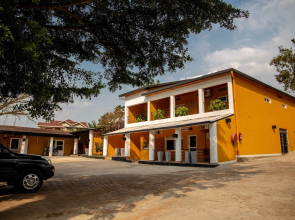 La Villa Cafe & Suites