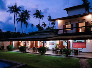 South Point Surf House - Whole Villa 5 Bedrooms (Sleeps 14)