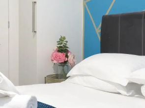 Tudors eSuites 3 Bedroom House & Garden