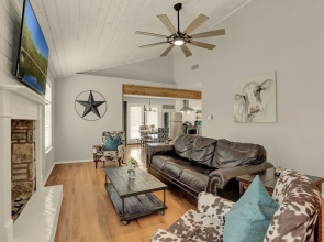 Gorgeous Home on Wine Trail w/ Fire Pit!