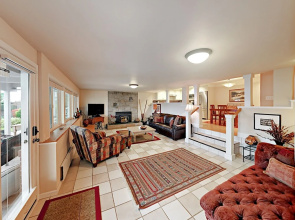 Beautiful 2BR Seattle Lake Apartment by RedAwning
