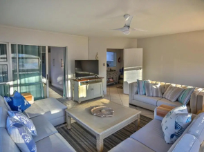 15 Skiathos-Spacious Family Beachfront apartment