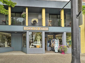 Cute Grand Haven Apartment: Walk Downtown Streets!