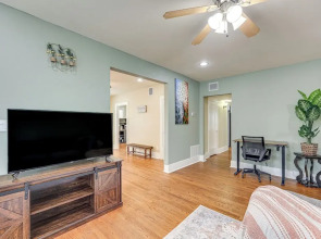 1 Mi to San Antonio Zoo: Olmos Park Apt!