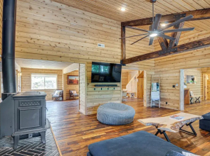 Inviting Utah Cabin w/ Spacious Deck + Fireplace!