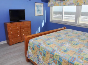 Beach Villa E - 3 Br condo by RedAwning