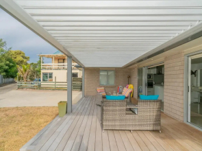 Rose's Beach Pad - Matarangi Holiday Home