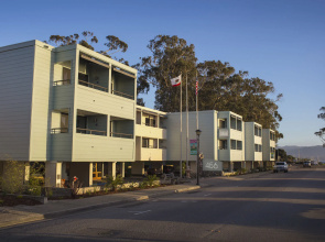 456 Embarcadero Inn & Suites