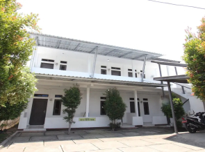 OYO Life 93154 White Kos Jenggala