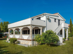 Stunning Home in Pinezici With Wifi and 3 Bedrooms