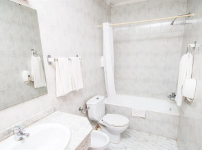 Отель Amic Miraflores