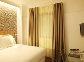 Chic & Basic Velvet Hotel