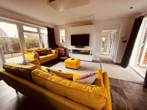 Luxury Adult-only 2-bedroom Bungalow With Hot Tub