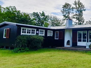 Cozy Seaside Getaway in Grankullavik