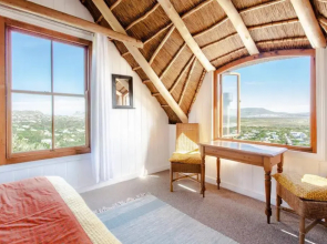 Beachscape- Waves,Views & WIFI - Noordhoek's best!