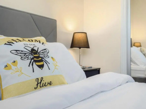 Luxury King Bed Projector Room near Beach & Disneyland