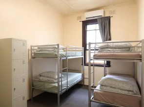 Emu Backpackers Perth - note - Valid Passport required for check in