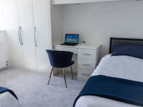 Catsbrook House - Sleeps 7 - Business Travellers Accommodation