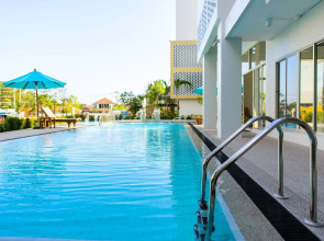 Отель Recenta Suite Phuket Suanluang