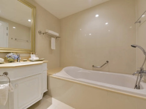 Отель Centre Point Silom