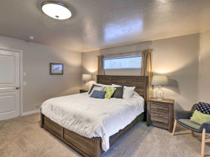Cozy Anchorage Townhome < Half Mile to Jewel Lake!