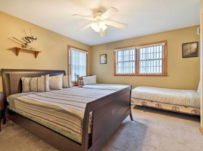 Hot Tub, Lake Access: Spacious Poconos Getaway!