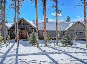 Breck Escape 6 Bedroom Home by RedAwning